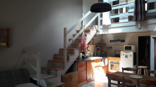 Jolie Petite maison de village in Romeyer