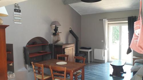 Jolie Petite maison de village in Romeyer