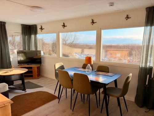 Peaceful lakefront cottage in Vreta Kloster
