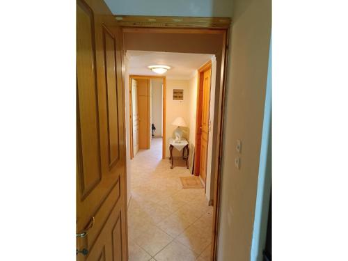 Előcsarnok, Secluded Holiday Home in Kalavrouza with Mountain Views,BBQ in Kato Achaia