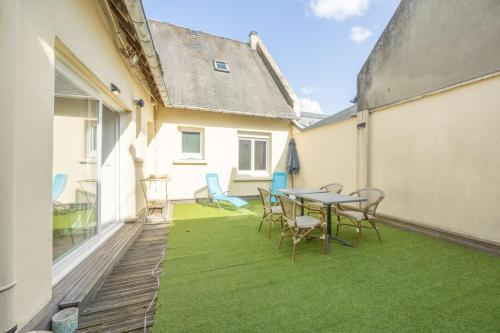 Bassin appartement avec patio in Порт-ен-Бессон-Уппен