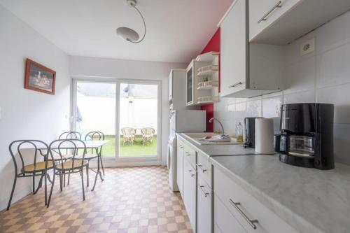Bassin appartement avec patio in Порт-ен-Бессон-Уппен