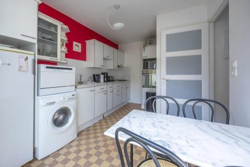 Bassin appartement avec patio in Порт-ен-Бессон-Уппен