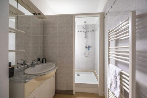 Bassin appartement avec patio in Порт-ен-Бессон-Уппен