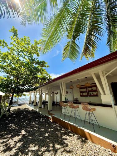 La Cogon Bar and Resto - Room with Beachfront Access in Borongan