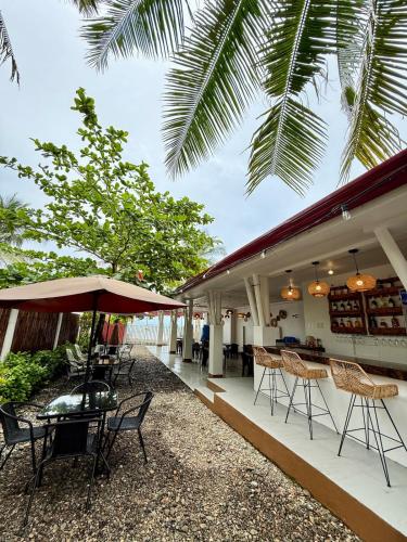 La Cogon Bar and Resto - Room with Beachfront Access in Borongan