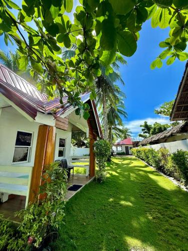 La Cogon Bar and Resto - Room with Beachfront Access in Borongan