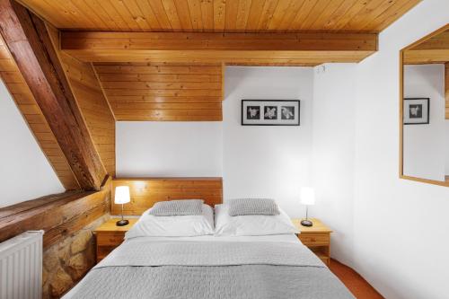 2 queen beds, 1 twin bed