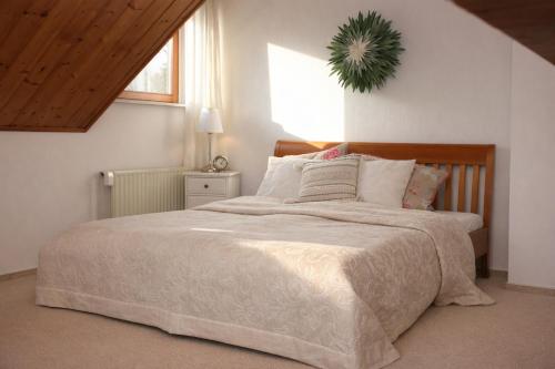 Bed, Feldrandlage - Privatzimmer mit Balkon und eigenem Parkplatz in Ober-Morlen