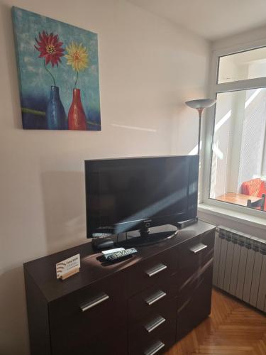 Drvenija old town free parking 2 cars quietly warm all walk distance