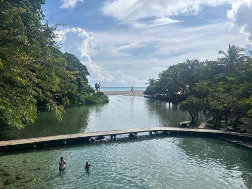 2 Bdrm, Wi-fi, Hot Water Near Beach and River, 2R in Los Patos