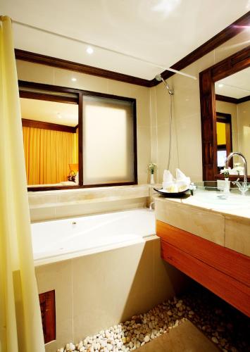 room detail thumbnail 2