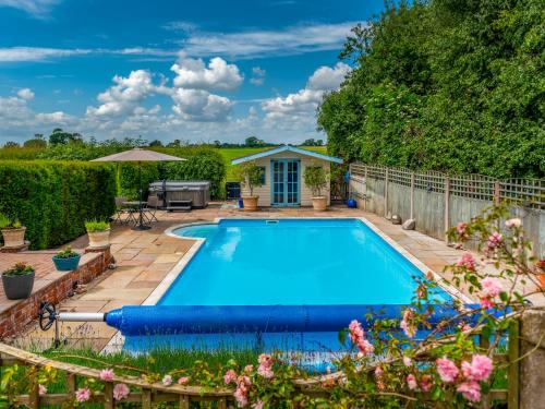 The Owl House with swimming pool and private hot tub gîte à louer Norbury