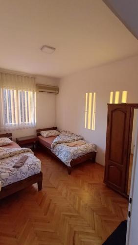 4 twin beds