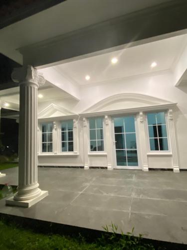 Laura villa in Mount Salak