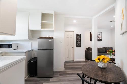 Comfortable 2Bedroom apartment close to Beverly Hills
