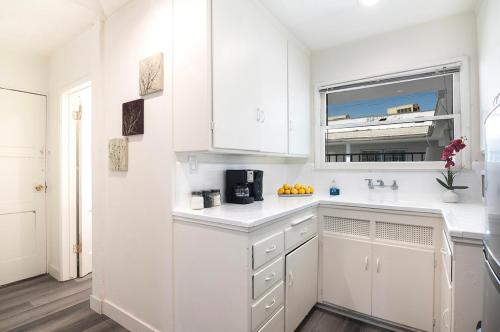 Comfortable 2Bedroom apartment close to Beverly Hills