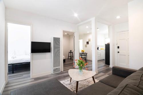Comfortable 2Bedroom apartment close to Beverly Hills