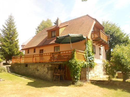 Holiday Home Haus in Kovárov mit Terrasse- Grill und Garten by Interhome – khách sạn tại Kovarov