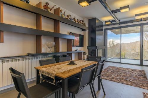 Lovely 1 BR Home in Faqra in 칼엔비안