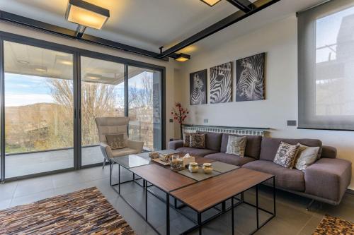 Lovely 1 BR Home in Faqra in 칼엔비안