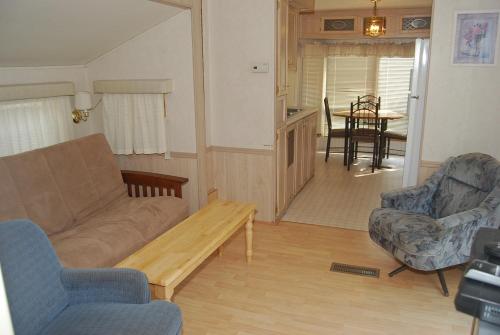 Crescent Bar Camping Resort Cottage 4 thumb 2