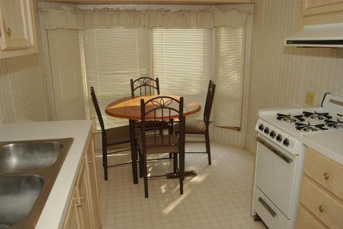 Crescent Bar Camping Resort Cottage 4 thumb 3