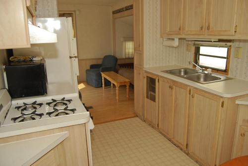 Crescent Bar Camping Resort Cottage 4 thumb 4