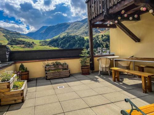 Apartment mit Panoramablick in die Bergwelt by Interhome