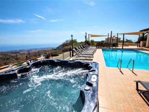 Holiday Home Villa mit Blick auf die Berge und Whirlpool by Interhome in 卡蒂卡斯帕福斯