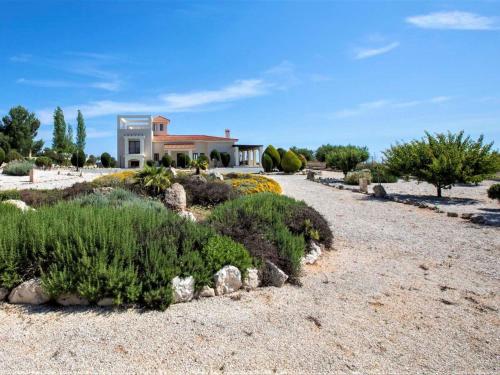 Holiday Home Villa mit Blick auf die Berge und Whirlpool by Interhome in 卡蒂卡斯帕福斯