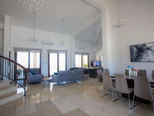 Holiday Home Villa mit Blick auf die Berge und Whirlpool by Interhome in 卡蒂卡斯帕福斯