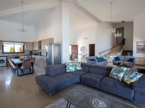 Holiday Home Villa mit Blick auf die Berge und Whirlpool by Interhome in 卡蒂卡斯帕福斯