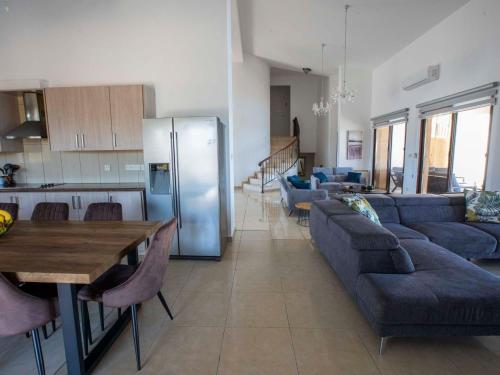 Holiday Home Villa mit Blick auf die Berge und Whirlpool by Interhome in 卡蒂卡斯帕福斯