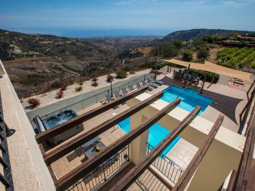 Holiday Home Villa mit Blick auf die Berge und Whirlpool by Interhome in 卡蒂卡斯帕福斯