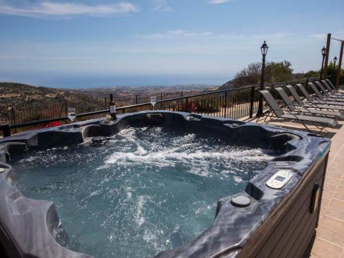 Holiday Home Villa mit Blick auf die Berge und Whirlpool by Interhome in 卡蒂卡斯帕福斯