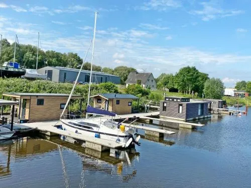 Holiday Home Hausboot KHT 2 Lacet mit Elektrokamin im Salon- 1 Schlafraum- Küche- Duschbad m by Interhome in Wilhelmshaven, Deutschland