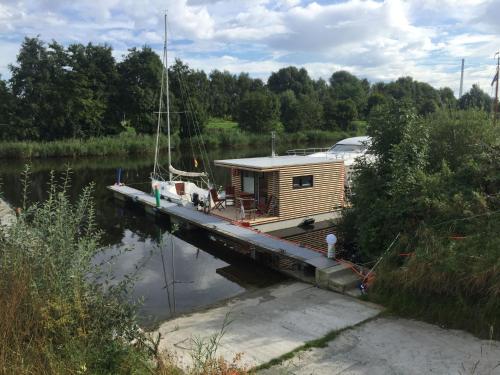 Apartment Hausboot für zwei Personen mit Kamin und Terrasse by Interhome in Wilhelmshaven, Deutschland
