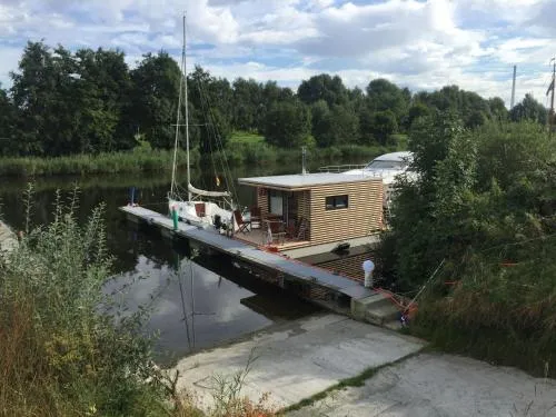 Apartment Hausboot für zwei Personen mit Kamin und Terrasse by Interhome in Wilhelmshaven, Deutschland