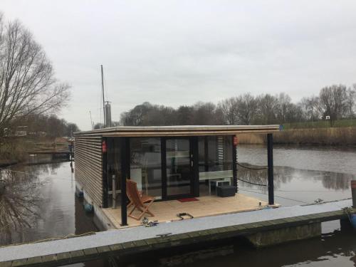 Apartment Hausboot für vier Personen mit Kamin und Terrasse by Interhome in Wilhelmshaven, Deutschland
