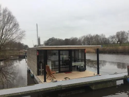 Apartment Hausboot für vier Personen mit Kamin und Terrasse by Interhome in Wilhelmshaven, Deutschland