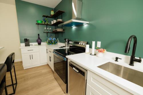 Modern Kitchen•3BR BSMT•Priv back Entry•Near Lake - Braswell, GA