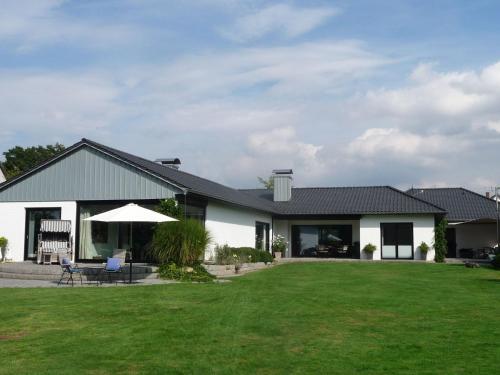 Holiday Home Großzügiges Haus mit traumhafter Gartenanlage by Interhome (Holiday Home Großzugiges Haus mit traumhafter Gartenanlage by Interhome) in Steimbke