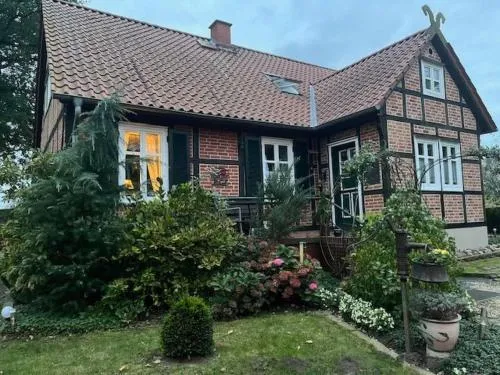 Holiday Home Haus Elbrose inmitten von Rosen mit Elbdeichzugang by Interhome in Lenzerwische, Deutschland