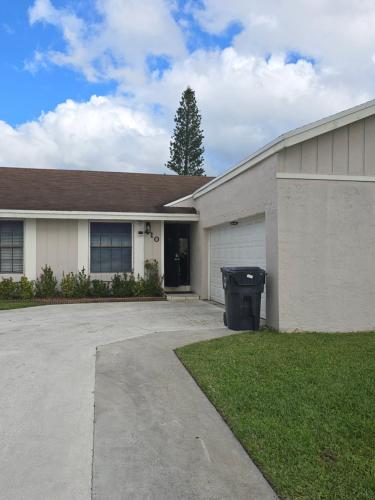 A szálláshely kívülről, Drew's Getaway with shared common space in Margate