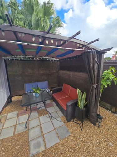 Drew's Getaway with shared common space in Margate