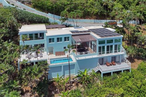 Good Vibes Only Ocean Villa-Views/Pool/Sundeck/Fun in Donoe