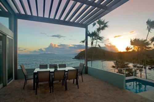 Good Vibes Only Ocean Villa-Views/Pool/Sundeck/Fun in Donoe