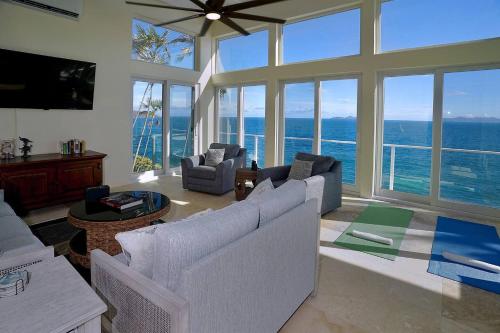 Good Vibes Only Ocean Villa-Views/Pool/Sundeck/Fun in Donoe