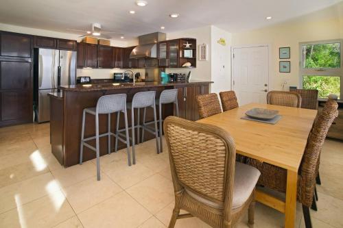 Good Vibes Only Ocean Villa-Views/Pool/Sundeck/Fun in Donoe
